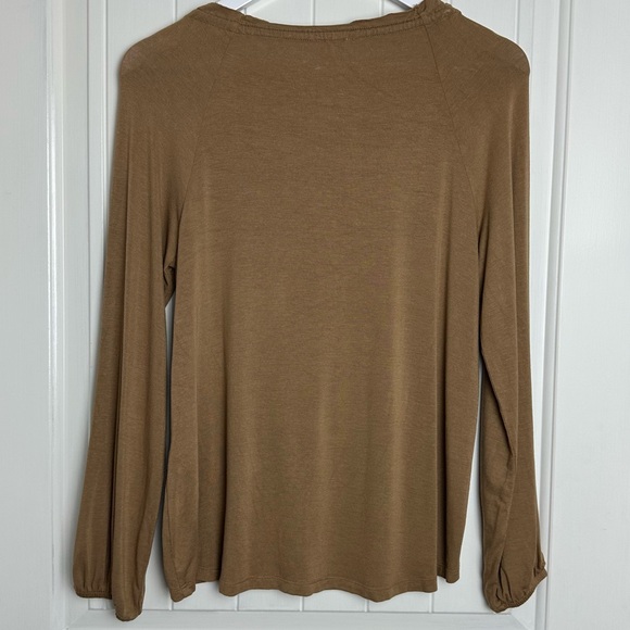 Chico’s trendy keyhole Carmel tan flowy long sleeve top size Small - Picture 6 of 7